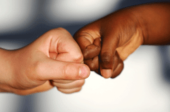 المرأة البيضاء التي جلست بجانب رجل اسود black-and-white-person-fist-bump.png