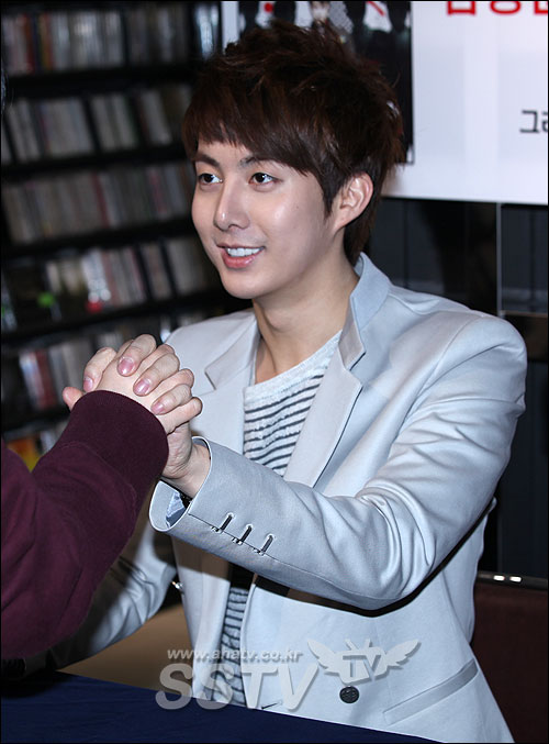 Kim Hyung Jun Comeback Stage @ Music Core + Fansigning Event  8
