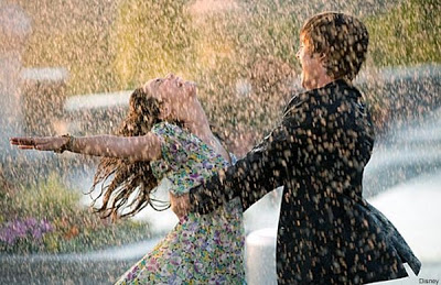 صور رومانسية تحت المطر Romance in the Rain Images Kiss7.jpg