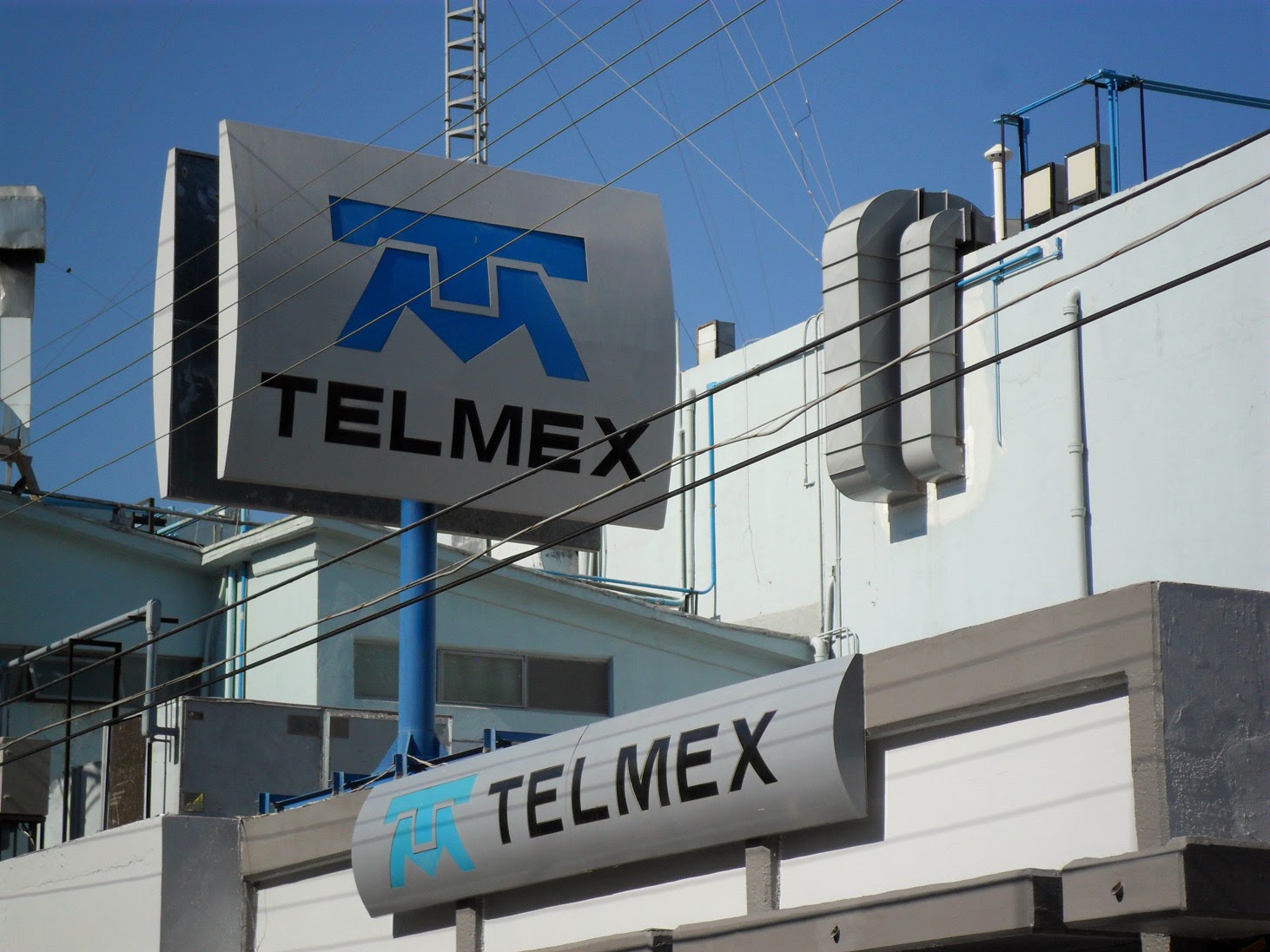 Estalla artefacto explosivo en una cabina de Telmex en Puebla TELMEX