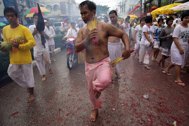  فقط في تايلاند وبالصـور ... ضــرب مـن الـجـنــون 167822-vegetarian-festival-12