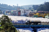 Brésil: INCROYABLE, Une mousse épaisse de pollution recouvre entierement le fleuve Tietê au nord-ouest de Sao Paulo Tiet%25C3%25AA3