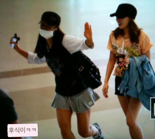 [PICS] SNSD @ Airport to Japan Tumblr_m6tr7iAHL01qgvalmo1_500