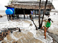 VietNam del Sur se hunde The-scene-during-high-tide-in-ngoc-hien-district-in-the-southernmost-province-of-ca-mau-with-sea-levels-and-tides-rising-every-year-and-land-sinking-in-the-mekong-delta-residents-are-fearful-and-ke-64