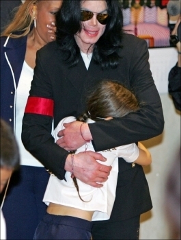 Video: Michael Jackson Abrazando a Su Hija Paris 2