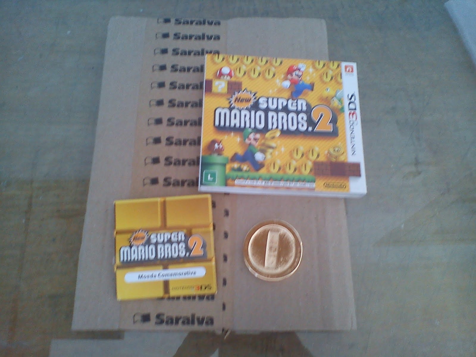 [3DS] Confira alguns detalhes e imagens da moeda dourada de brinde na pré-venda de New Super Mario Bros. 2 DSC00171