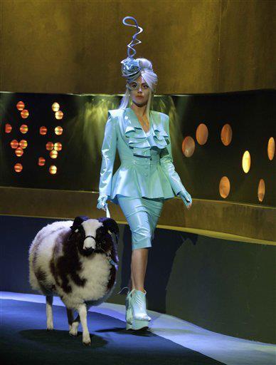 Lady Gaga en Jonathan Ross con un ojo cubierto y un carnero. Tumblr_lsrhqugup41qark70o1_400