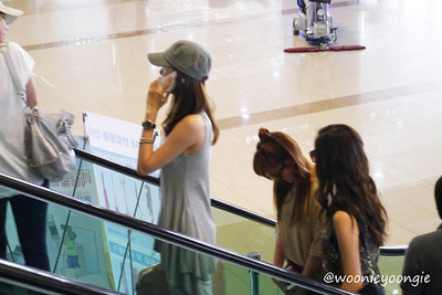 [PICS] SNSD @ Airport to Japan Tumblr_m6tngx7EYz1qjjgm3o6_400