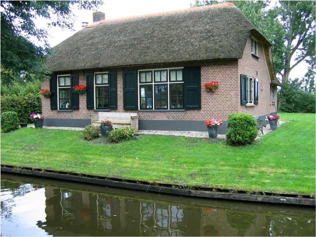 Flag this message Giethoorn, village in Holland with no roads اجمل قرية بالعالم بدون سيارات Giethoorn6