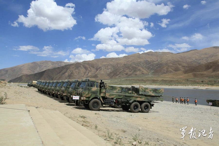 CHINE : Reportage sur un exercice de franchissement par l'armée chinoise au Tibet 1343856709_16525