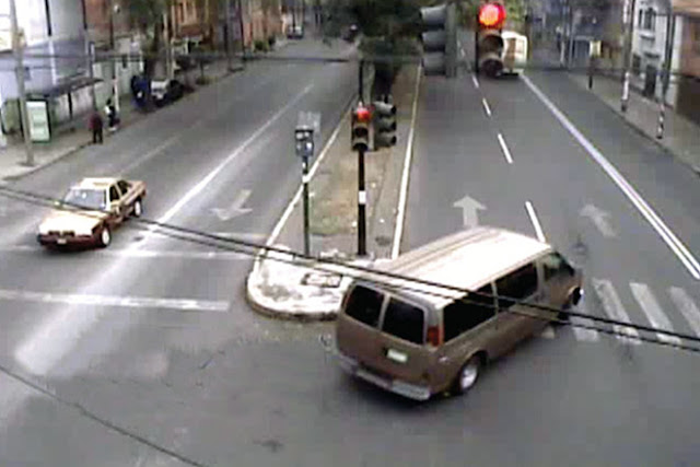 Imagenes de las camionetas en la que levantaron a los 11 jóvenes en la Zona Rosa  Tacuba3