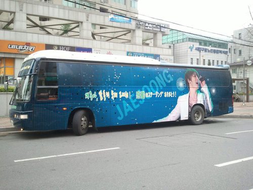 SuperHeroJJ hace un NUEVO Bus proyecto para Jaejoong para el concierto de Pusan!  4