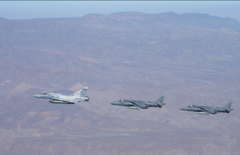 Cazas M-2000-5 del AdA, reabasteciéndose de un KC-130 del USMC Ffdj-entrainement-franco-americain-au-combat-aerien-1