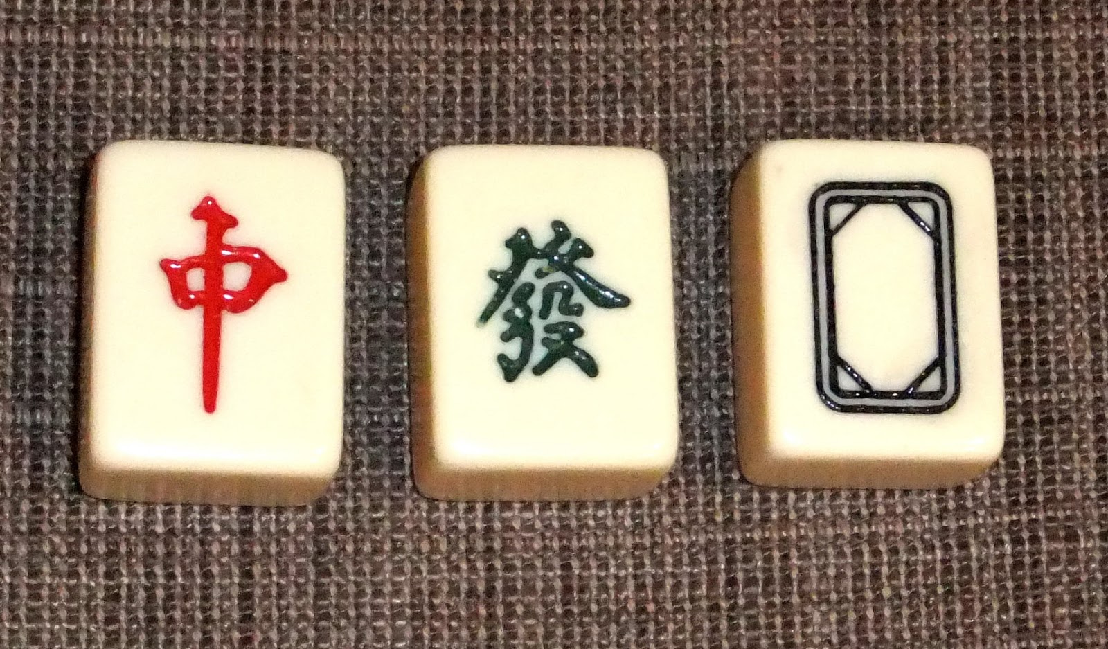 Les jeux de société - Page 6 Mahjong-tiles-dragons