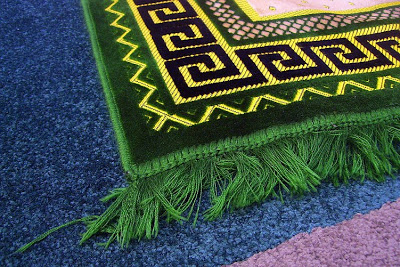 Realizar oraciones voluntarias en casa Prayer-mat-corner-weave-showing-labyrinth-like-design-september-17-2009-after-fajr-prayer-at-dawah-centre-toronto