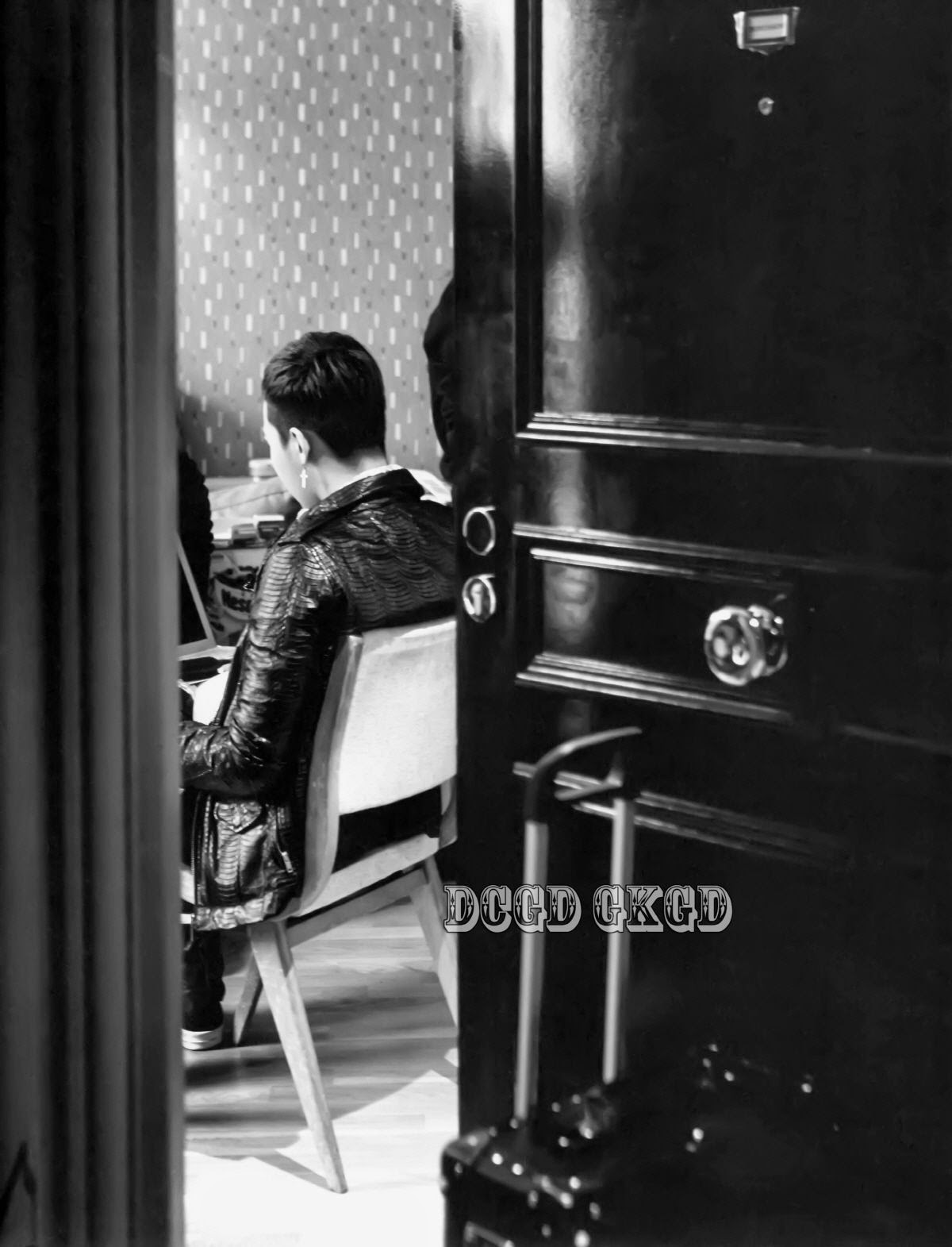 [21/06/14][Pho] Photo Book G-Dragon in Paris 2014  Gdragon_gdxtaeyangparis_003