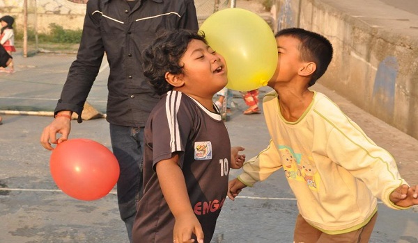 21 Jenis Lomba 17 Agustus-an Paling Unik, Lucu, dan Gokil Lomba%2BJoget%2BBalon