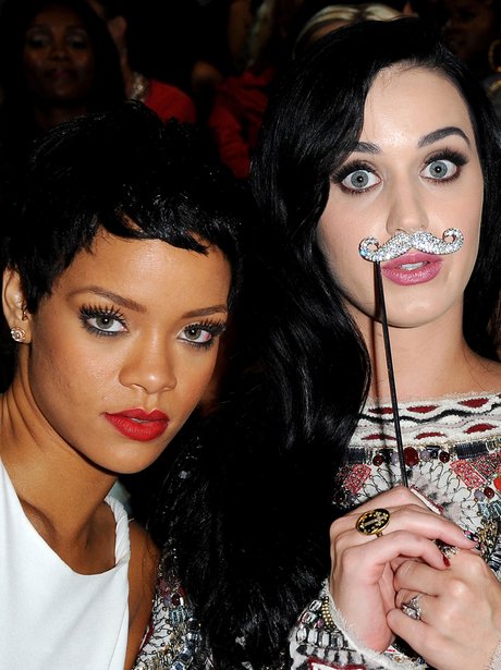 RihannaNavy Awards 2012 >> Red Carpet en DIRECTO! / Gala a las 21.15 - Página 43 Katy-perry-and-rihanna-at-the-mtv-vma-awards-2012--1347021724-view-1