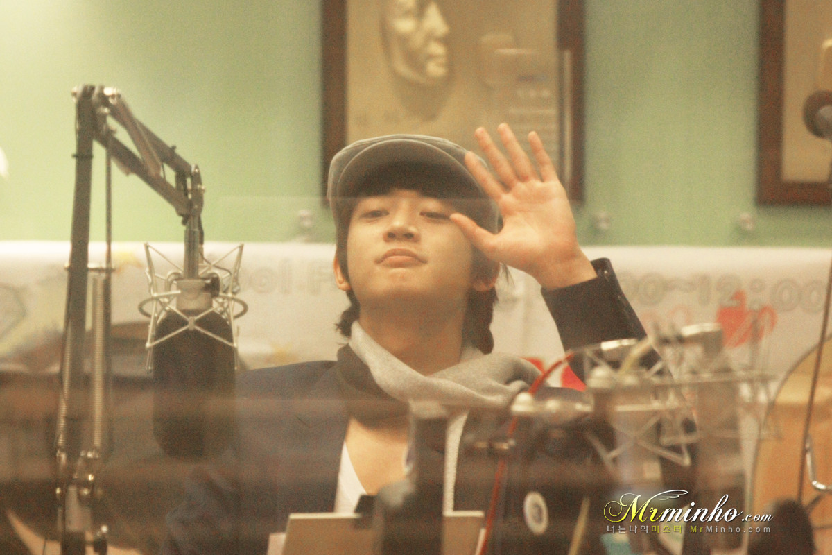 21.02.11 - Key et Minho à Sukira Kiss the Radio. Minho%2B21