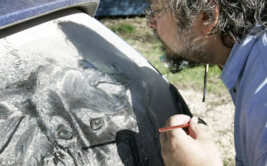 لوحات فنية الرسم بالرمال   Paintings sand painting Sand-dirty-car-art8