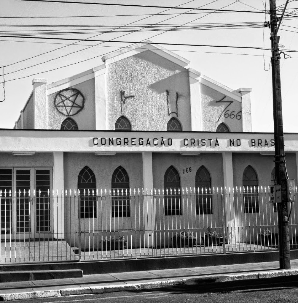 Templo da congregação com simbolo satanista veja ...Groisman com cinco pichadores, e dentre eles, havia um satanista Pixobomb_10