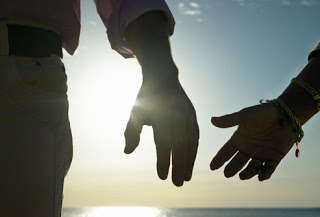 كل ما يجب ان تعرفه عن سرطان البروستاتا (الجزء الرابع)... Getty_rm_photo_of_holding_hands