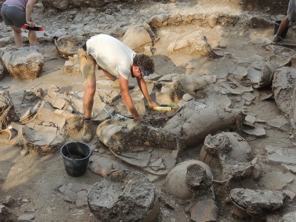 3,700 year old wine cellar found in Israel Wine_cellar-2