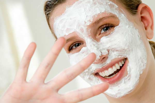 حل مشكلة حبوب الوجه و البثور ماسك من البيت Woman-with-homeade-facial-mask