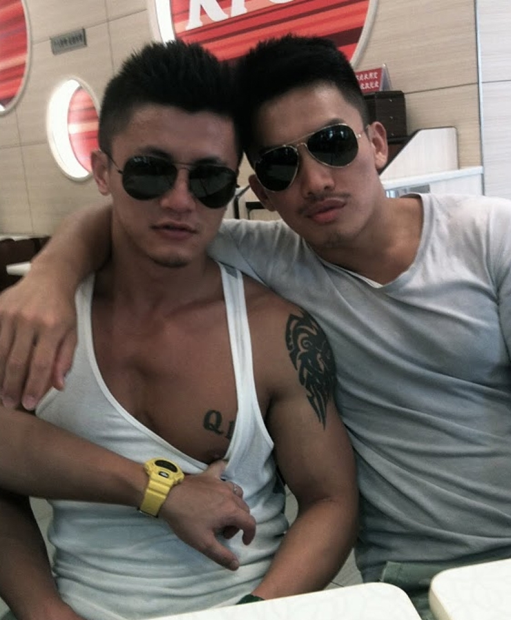 +++ ASIAN MALE COLLECTION +++ - Page 15 Picture-2-Edison-Liao-sexy-with-friend-show-his-beautiful-chest