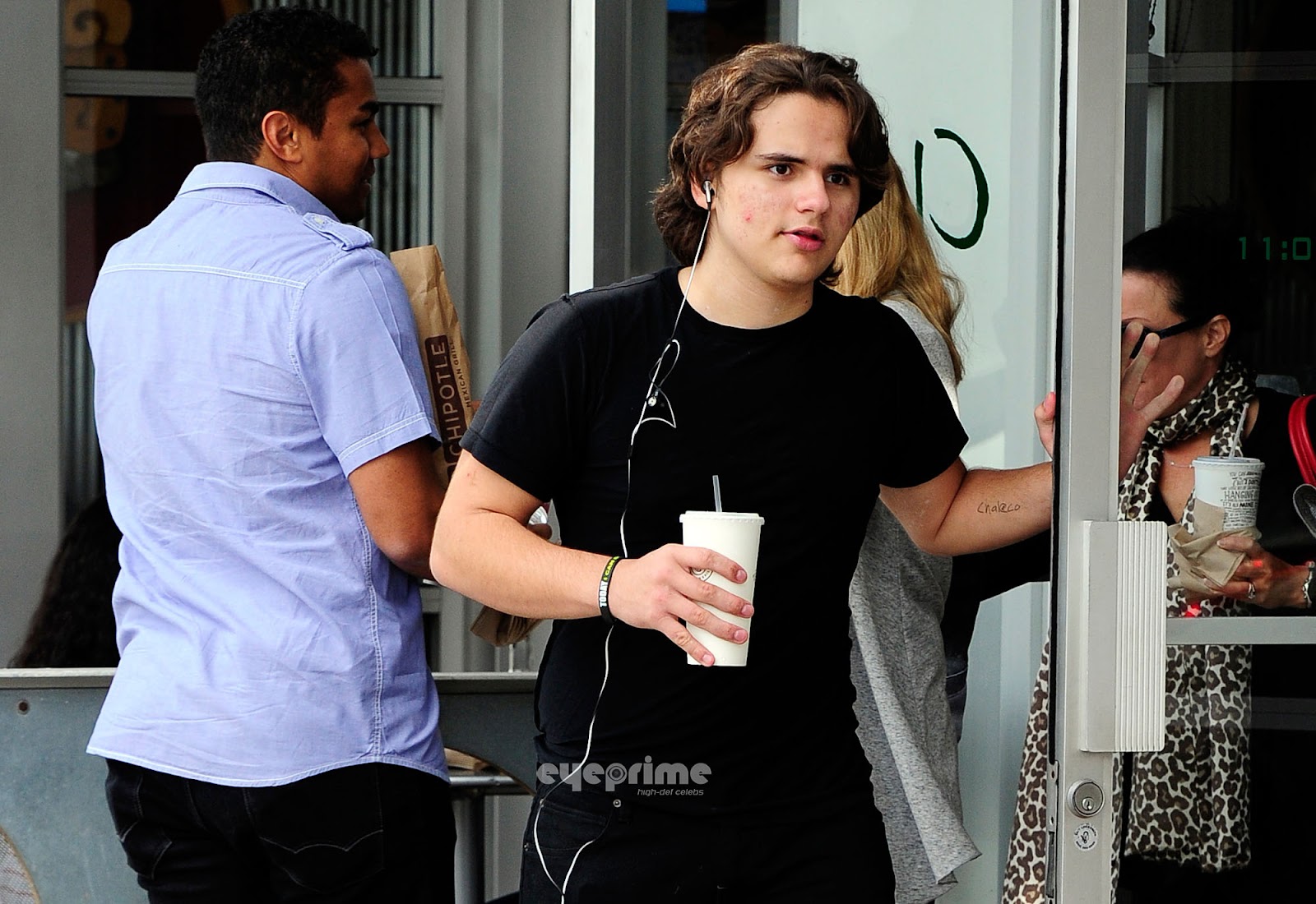 Prince Jackson e TJ deixam restaurante mexicano Pjackson_eyeprime_27