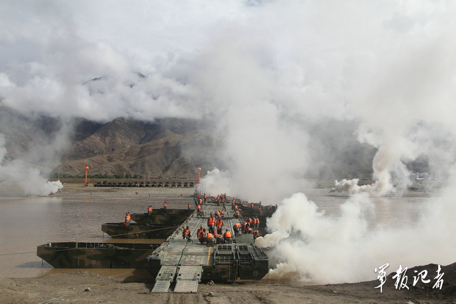 CHINE : Reportage sur un exercice de franchissement par l'armée chinoise au Tibet 1343856709_54039