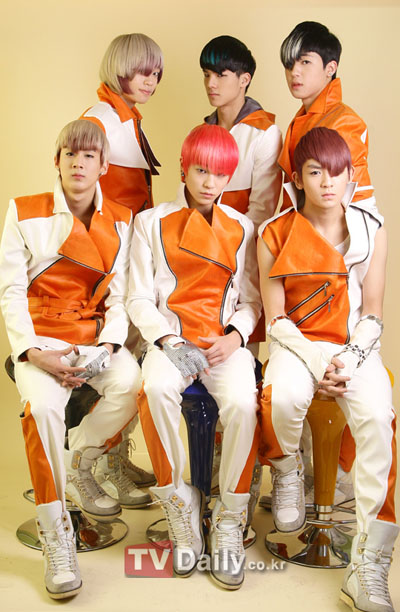 Ensaios de 12 horas, rivalidade com INFINITE e faltas na escola. 20110222_teentop_tvdaily