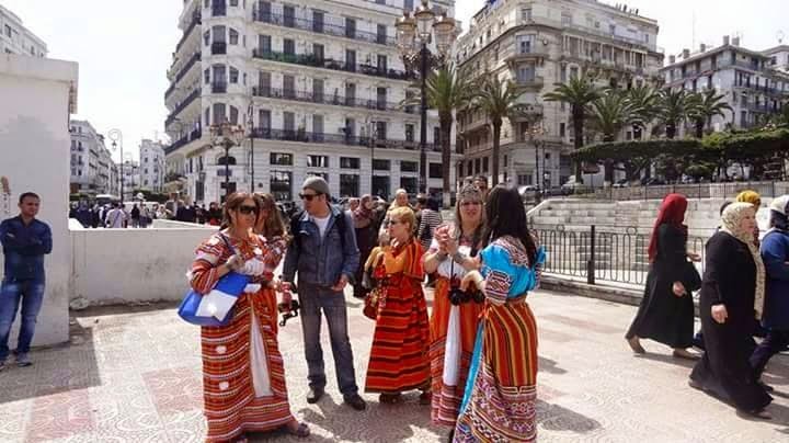 Malgré l'interdiction de la police: Des femmes en robe Kabyle ont marché hier à Alger 38