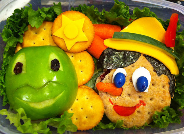 إبداع بلا حدود .. تحويل وجبات الطعام إلى أعمال فنية مدهشة وملفته للنظر ! Mom-makes-lunch-art-for-son-bento-box-art-10