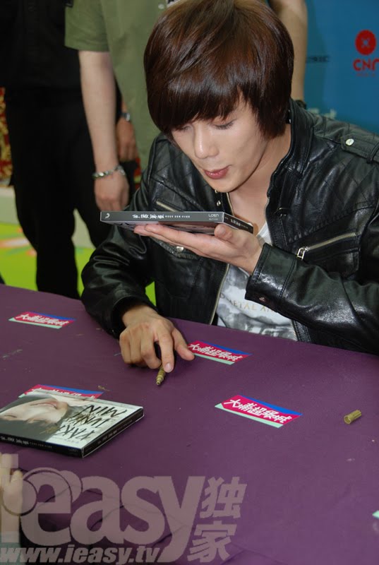 Park Jung Min Made Fans Giddy @ Hong Kong Fan Sign Event A20