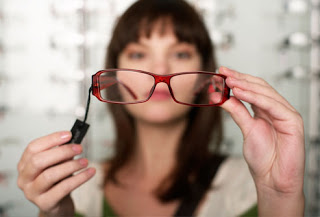 اختلال هرمونات الغده الدرقيه ...الاعراض والعلاج  Getty_rm_photo_of_woman_holding_glasses