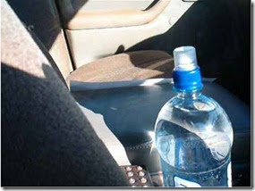 تحذير هام جدا لا تشرب من زجاجة الماء المتروكة بالسيارةبعد اليوم والسبب مفاجاة لن تتخيلها !!! Bottle-safety-car4_thumb%255B1%255D