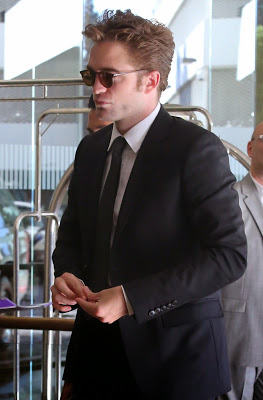 16 Agosto - Nuevas fotos HQ de Robert Pattinson llegando al HFPA Grants Banquet!!! (14 Agosto) PATTINSONLIFE081414-14%2B(1)