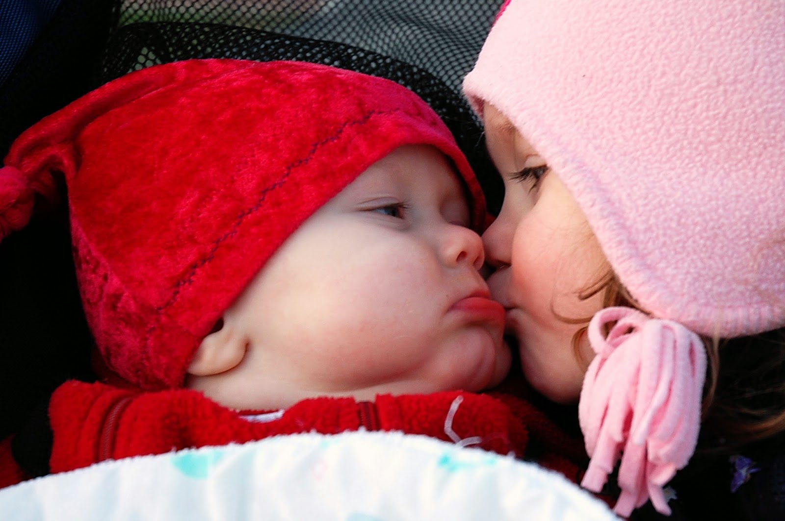 اطفال Smooches_%28baby_and_child_kiss%29