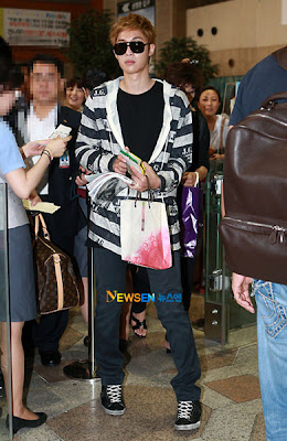 [28.07]Kim Hyun Joong & TVXQ quittent le japon [Photos] 20110728_hyunjoong_airport_3