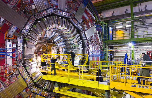 Cientistas anunciam partícula que se move mais rápido que a luz Lhc11