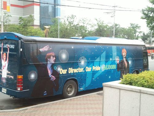 SuperHeroJJ hace un NUEVO Bus proyecto para Jaejoong para el concierto de Pusan!  3