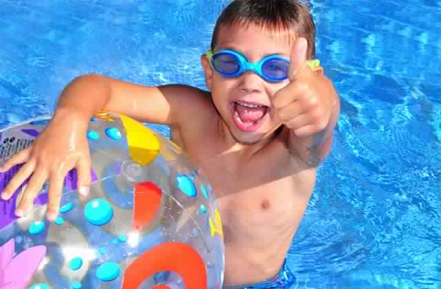 أضرار الكلور المستخدم في حمام السباحة على الجسم Enfant-piscine%255B1%255D