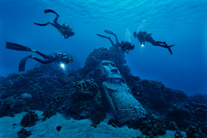 Fotot e dites 05-tourist-divers-encounter-fake-moai-670