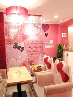 مطعم هيلو كيتي Hello-kitty-cafe-seating-2