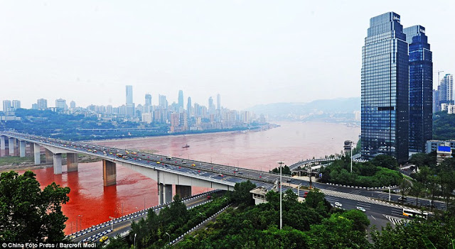 Un Rio en China se Vuelve Rojo Sangre. Señales y mas señales Article-2199800-14E299D4000005DC-577_964x528