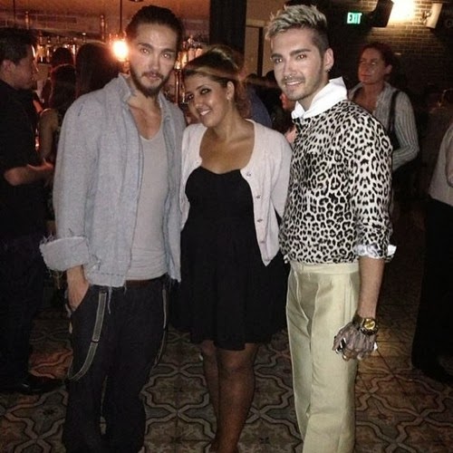 [28.11.13] Nova foto de Bill e Tom Kaulitz com uma fã.. Tumblr_mwyouejJG21rv3ublo1_500