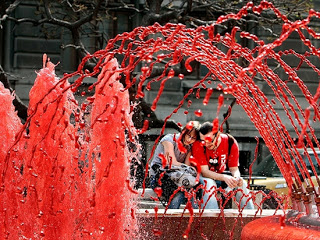 مياه النوافير بلون الدم في وسط بوخارست Blood-fountain3