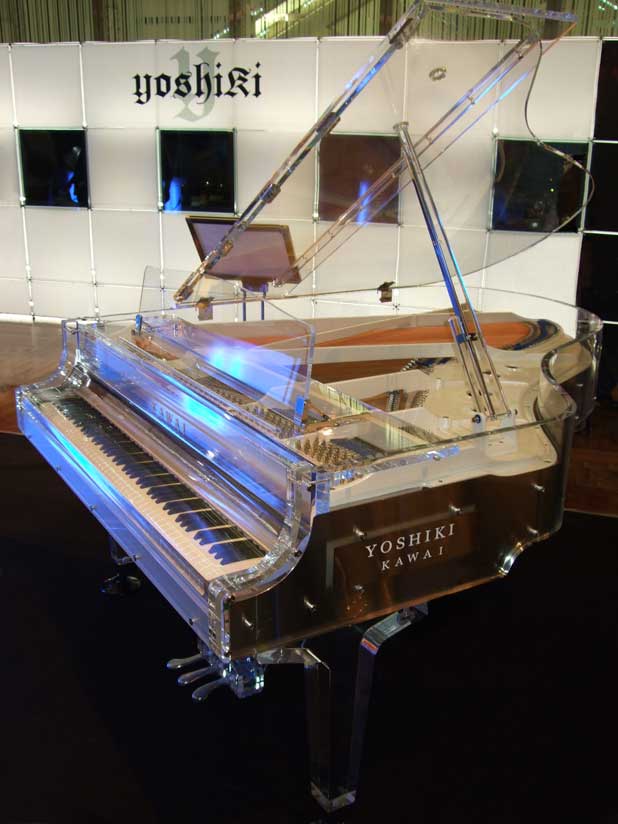 Piano de Cristal de Yoshiki en subasta Kawai_CR-40A