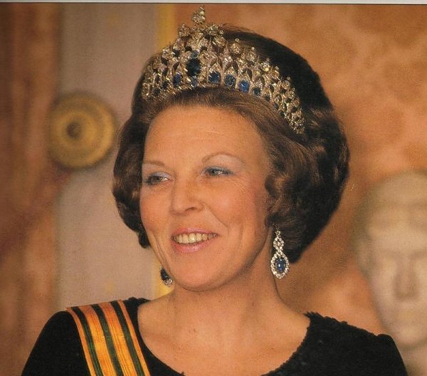 NAME THAT BAND PICTIONARY!!!! Koningin%2520Beatrix%2520met%2520Sapphire%2520Tiara